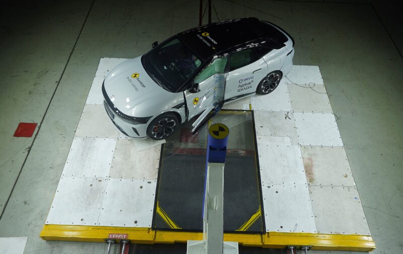 Hvid bil med mast side efter crashtest