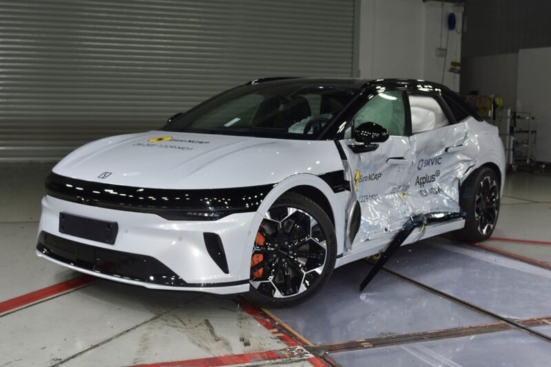 Hvid bil efter crashtest hvor den er ramt fra siden