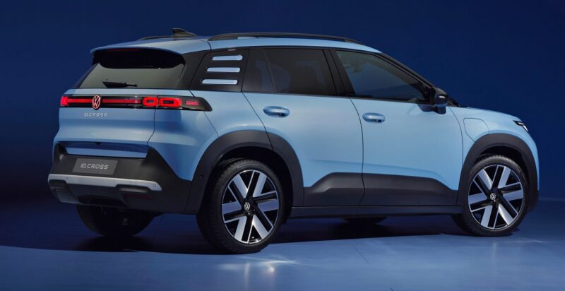Lyseblå VW ID. Cross skråt bagfra i studie.