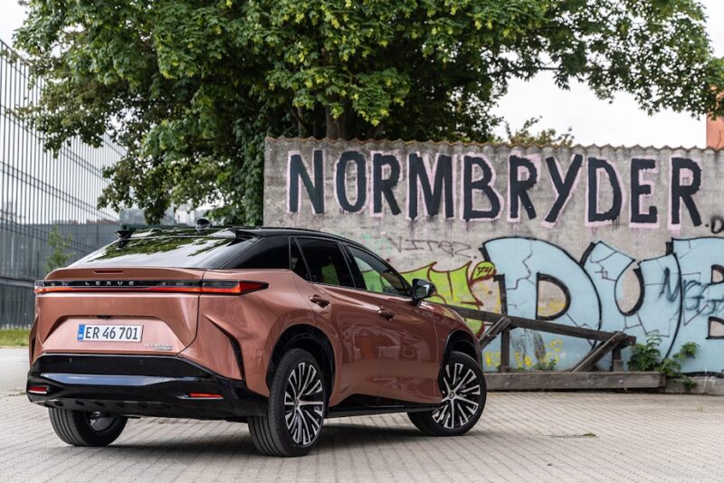 Lexus RZ500e elbil test anmeldelse 2026 bagfra