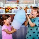 To børn deler en kæmpe candyfloss