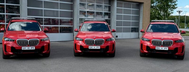 Tre røde BMW X5 set lige forfra.