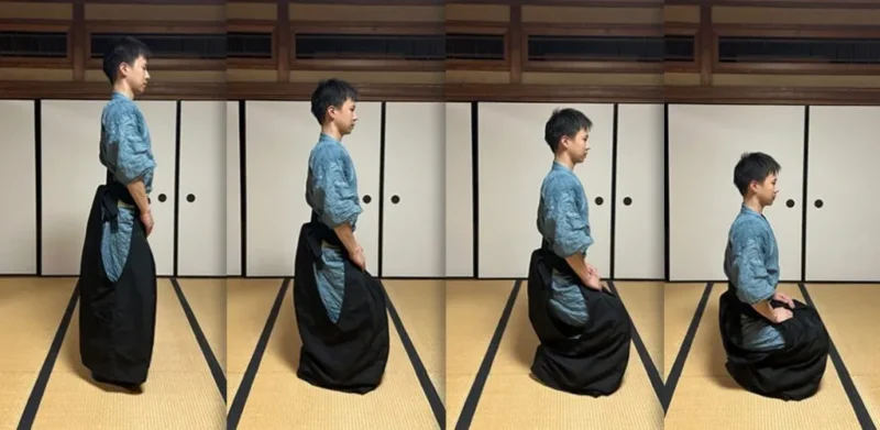 En mand i traditionel japansk påklædning går fra at stå til at knæle på en tatami-måtte, vist i fire trin side om side. I baggrunden ses hvide skydedøre og trævægge.