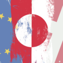 En digital illustration, der kombinerer EU's, Grønlands og Danmarks flag med penselstrøgseffekter, der blander deres farver og symboler sammen.