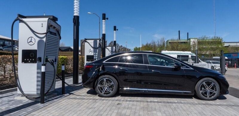 Mercedes parkeret ved ladestander.