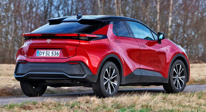 Rød Toyota C-HR bagfra.