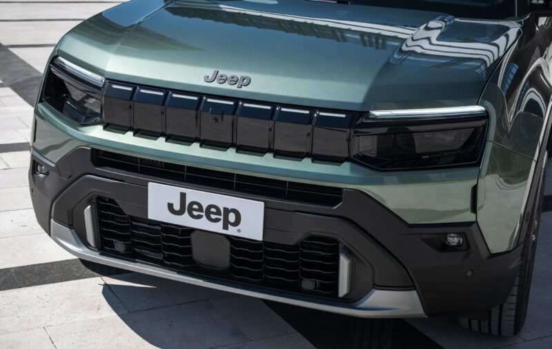 Fronten på grønlig Jeep Avenger i nærbillede.