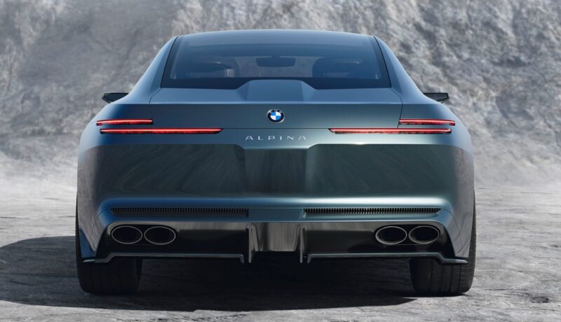 Blålig BMW Alpina lige bagfra.