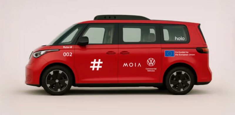 Rød VW ID. Buzz med teknikboks på taget.