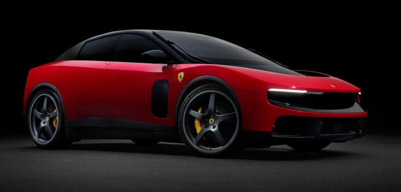 Rød Ferrari Luce skråt forfra på sort baggrund.