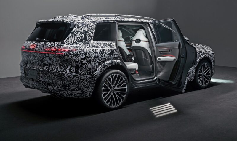 Kamufleret Audi Q9 bagfra med åben bagdør.