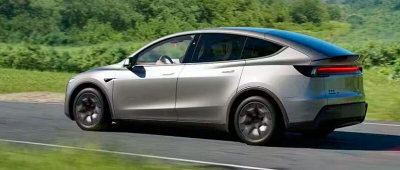 Tesla Model Y i lang udgave set skråt bagfra.