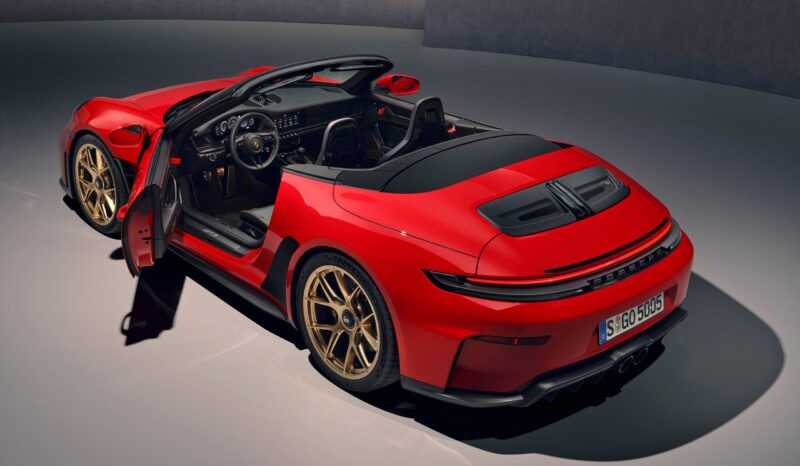 Rød Porsche 911 GT3 S/C set bagfra med kalechen nede.