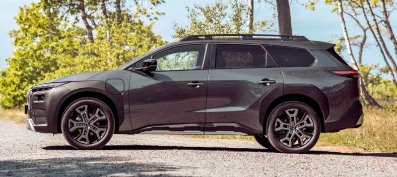 Mørkegrå Subaru E-Outback i profil.