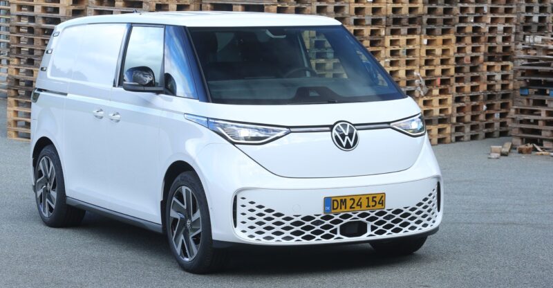 Hvid VW Buzz Cargo foran paller.