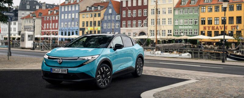 Blå Nissan Leaf med Nyhavn i baggrunden.