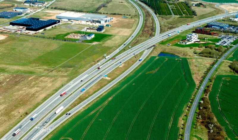 Luftfoto af motorvejskryds.