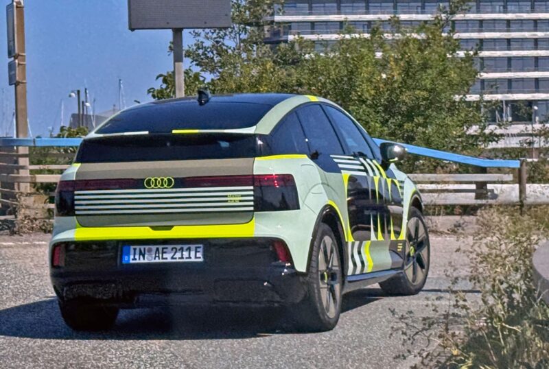Kamufleret Audi A2 e-tron bagfra.