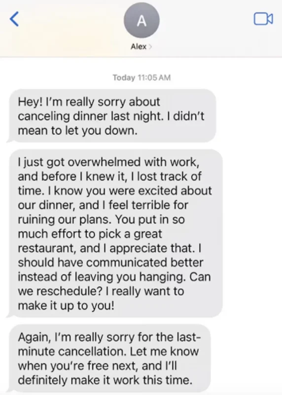 En sms-samtale, hvor den ene person undskylder for at have aflyst middagen i går aftes, forklarer, at vedkommende havde for meget at lave på arbejdet, udtrykker beklagelse over at have ødelagt planerne og beder om at finde en ny dato for at gøre det godt igen.