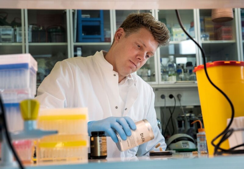 Aldringsforsker Morten Scheibye-Knudsen i laboratoriet.