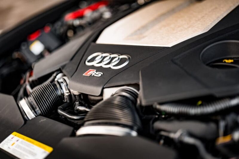 Der er ingen grund til at droppe V8-motoren, siger Audi