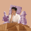 En mand i hvid skjorte står eftertænksomt foran gamle mesopotamiske statuer med Ziggurat of Ur i forgrunden, alt sammen på en almindelig beige baggrund.