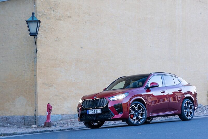 BMW iX2 xDrive30 M Sport 2024 Fire Red bagfra lys i grill