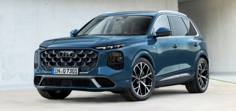 Blå Audi Q7 skråt forfra.
