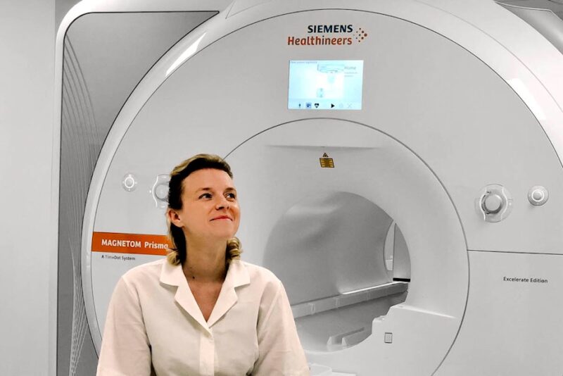 Forskeren Carina Heller ved sin MRI-skanner