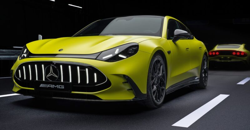 Gul Mercedes-AMG forfra.