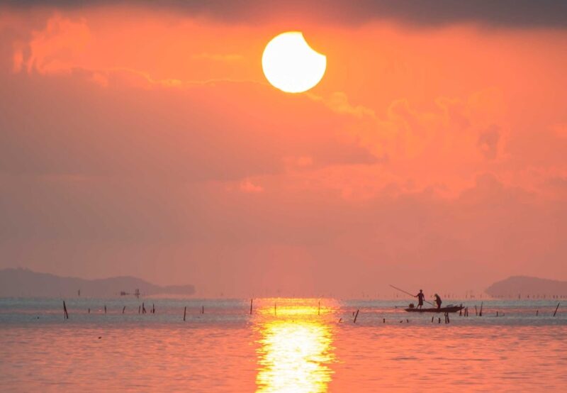 Delvis solformørkelse i Thailand