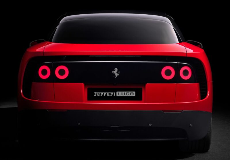 Rød Ferrari Luce lige bagfra.