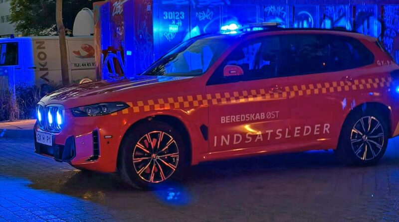 Rød Skoda Enyaq med blåt blink.