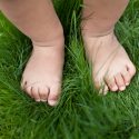 Fod struktur hæl fodballe tæer løb knæ skade stød sko fodtøj absorbere skinneben børn unge opvækst udvikling stødabsorbering