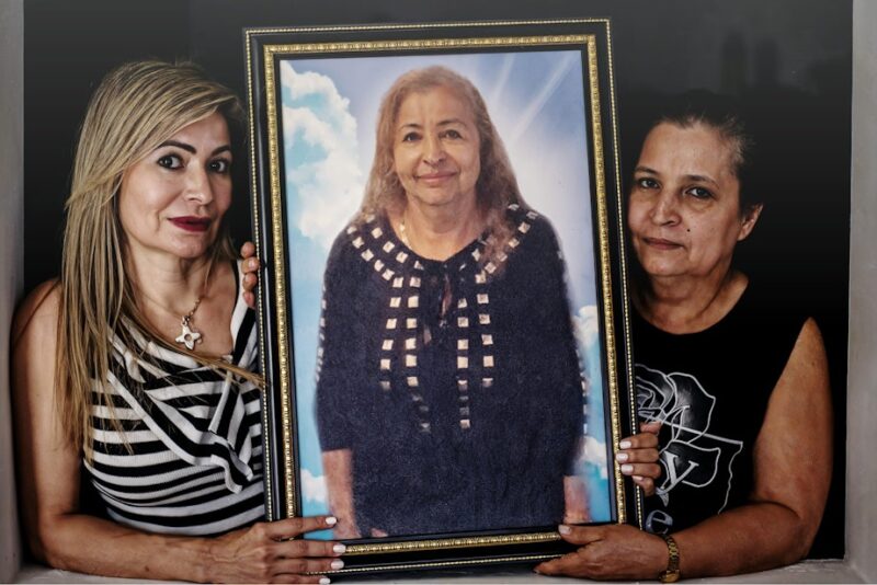 To døtre holder et billede af deres mor, Aliria Rosa Piedrahita