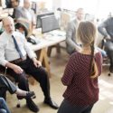 introverte ekstroverte indadvendt udadvendt lederrolle lederstilling arbejdsplads fører evner færdigheder præstationer fremelske ansatte psykologi negativ positiv potentiale lytte adfærd opleve