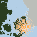 Et kort, der viser en række orange koncentriske cirkler centreret om det centrale Danmark, hvilket indikerer epicentret for en begivenhed nær grænsen mellem Danmark og det sydlige Sverige.