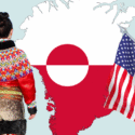 En person i traditionel grønlandsk klædedragt står over for et kort over Grønland med dets flag. Til højre for kortet ses det danske og det amerikanske flag.