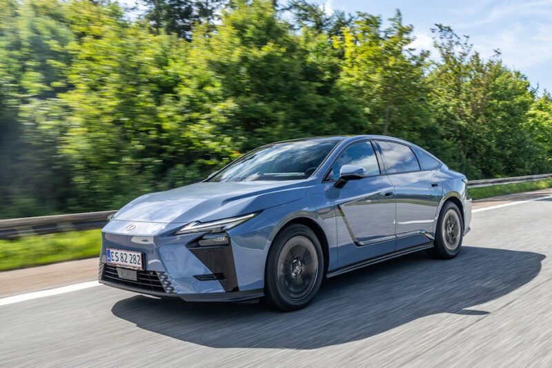 Lexus ES 350e Lexus ES 350e Skylight Blue motorvej