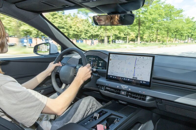 Lexus ES 350e sort kabine kørende
