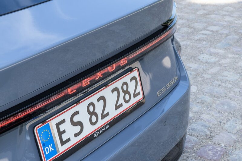 Lexus ES 350e Lexus ES 350e Skylight Blue skilt