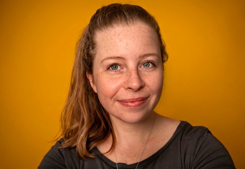 Forsker i mikroorganismer og infektion Lucy Crouch.