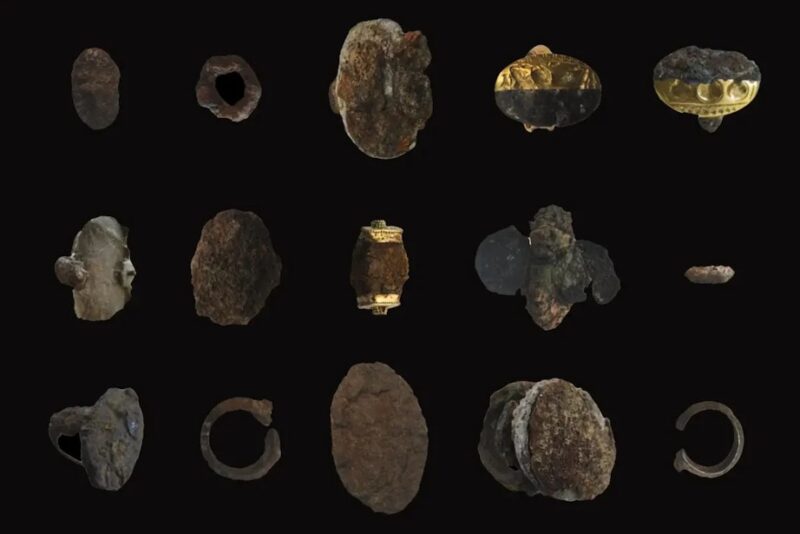 Antikke ringe med meteorit på sort baggrund