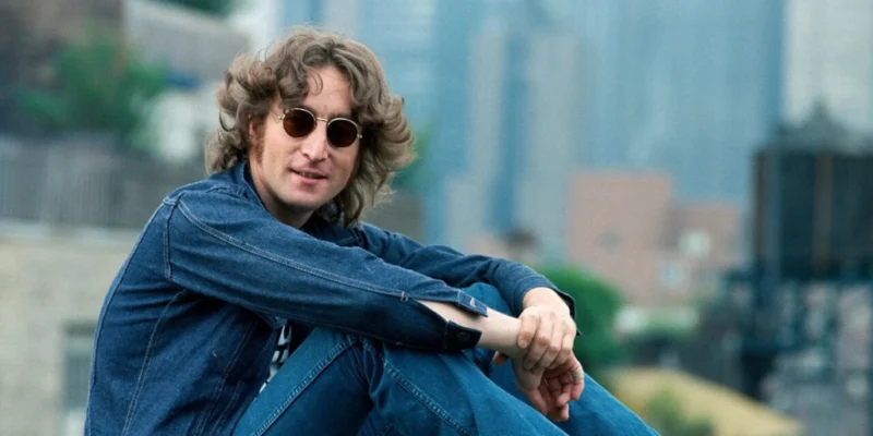 Kan du se hvem det er? Stjerne er uigenkendelig som John Lennon i kommende ‘Beatles’-film