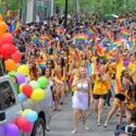 Mennesker på gaden i Toronto, Canada til Pride Week.