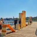Mænd træner på badebro i København