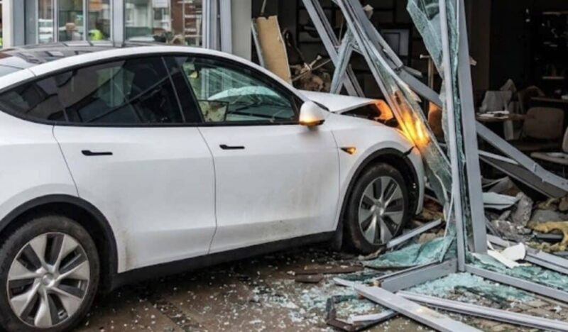 Kvinde vil have 65 millioner af Tesla fordi hun selv kørte galt