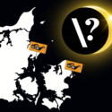 Kort over Danmark med to steder markeret med brilleikoner; en solformørkelse og et spørgsmålstegn vises på himlen og dækker delvist for solen.