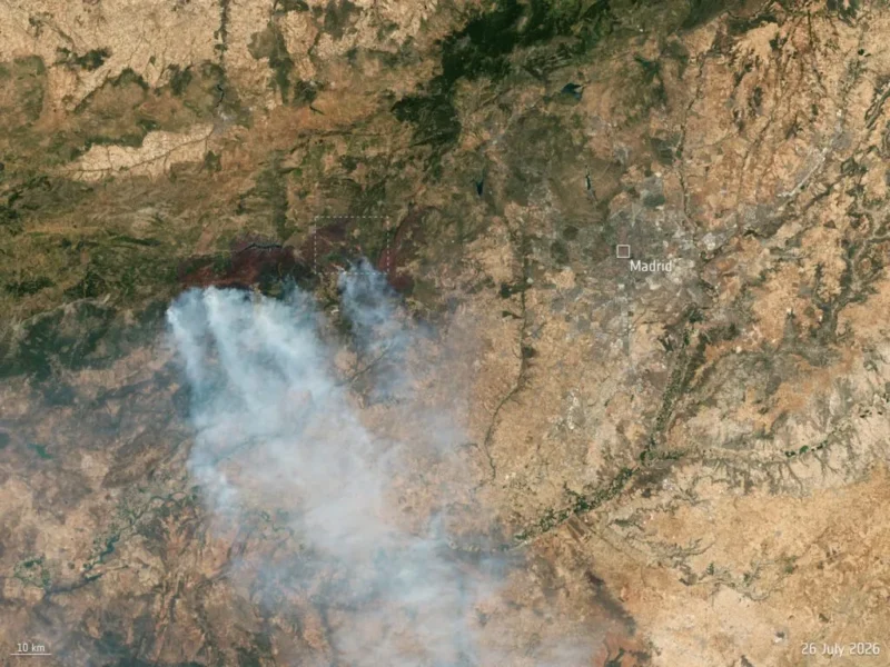 Satellitbillede, der viser røg fra en skovbrand, der breder sig vest for Madrid i Spanien den 26. juli 2026. Røgen dækker et stort landområde, mens byen Madrid kan ses mod øst.