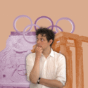 En mand i hvid skjorte står eftertænksomt foran gamle græske ruiner og et udskåret relief med overlappende olympiske ringe i baggrunden på en beige baggrund.